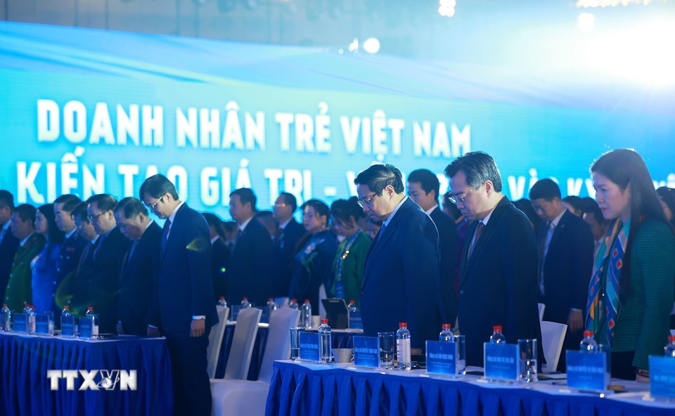 Thủ tướng Phạm Minh Chính các đại biểu tham dự Đại hội đại biểu toàn quốc Hội Doanh nhân trẻ Việt Nam tưởng niệm đồng bào thiệt mạng do bão lũ. (Ảnh: Dương Giang/TTXVN)
