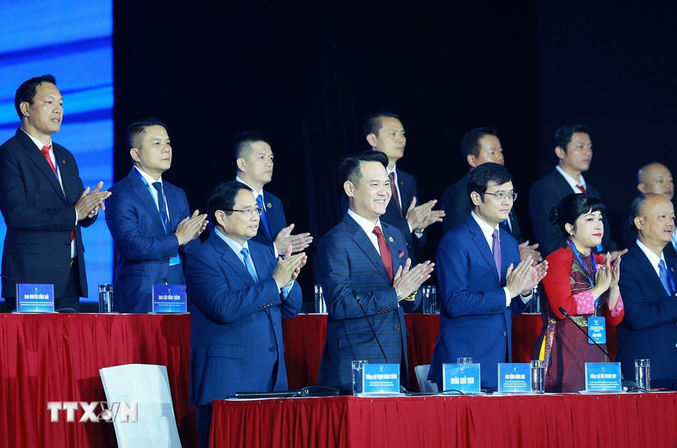 Thủ tướng Phạm Minh Chính và Đoàn Chủ tịch điều hành Đại hội đại biểu toàn quốc Hội Doanh nhân trẻ Việt Nam lần thứ VIII. (Ảnh: Dương Giang/TTXVN)