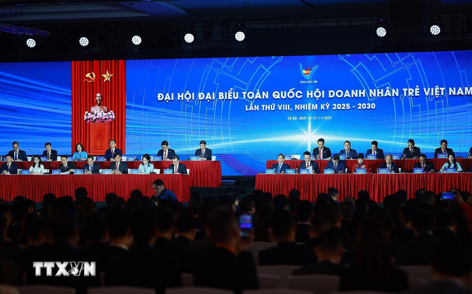 Thủ tướng Phạm Minh Chính và Đoàn Chủ tịch điều hành Đại hội đại biểu toàn quốc Hội Doanh nhân trẻ Việt Nam lần thứ VIII. (Ảnh: Dương Giang/TTXVN)