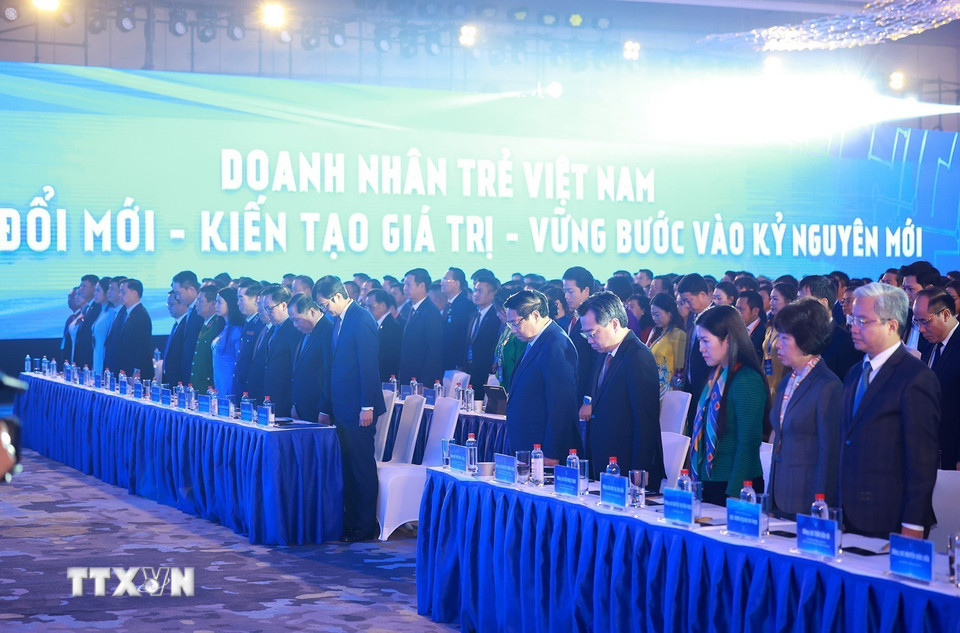 Thủ tướng Phạm Minh Chính các đại biểu tham dự Đại hội đại biểu toàn quốc Hội Doanh nhân trẻ Việt Nam tưởng niệm đồng bào thiệt mạng do bão lũ. (Ảnh: Dương Giang/TTXVN)