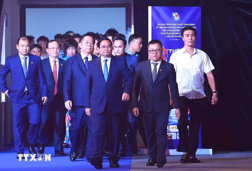 Thủ tướng Phạm Minh Chính dự Chương trình nghệ thuật chào mừng kỷ niệm 100 năm Ngày Báo chí cách mạng Việt Nam và trao Giải Báo chí Quốc gia lần thứ XIX năm 2024. (Ảnh: Dương Giang/TTXVN)