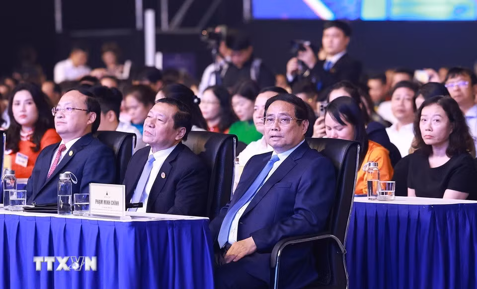 Thủ tướng Phạm Minh Chính dự Chương trình nghệ thuật chào mừng kỷ niệm 100 năm Ngày Báo chí cách mạng Việt Nam và trao Giải Báo chí Quốc gia lần thứ XIX năm 2024. (Ảnh: Dương Giang/TTXVN)