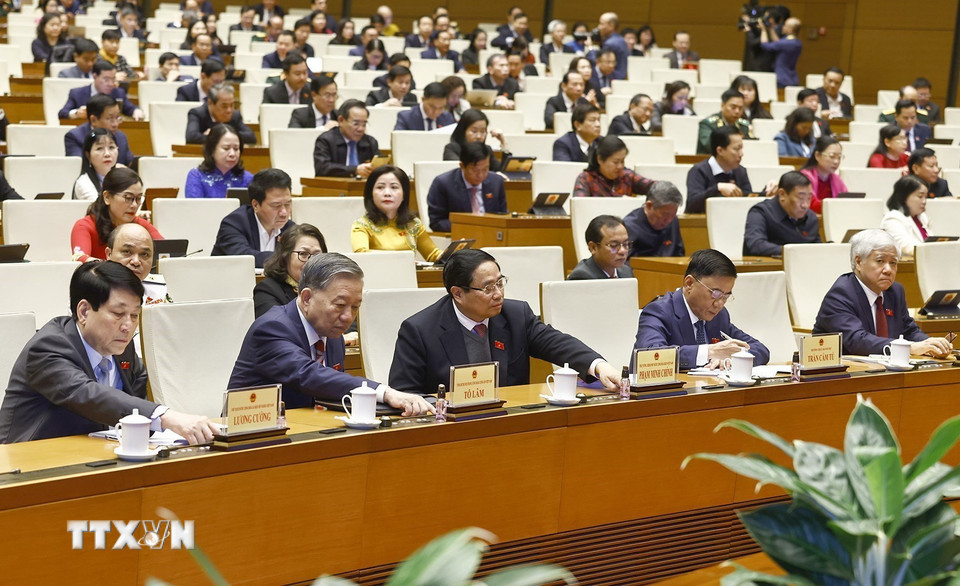 Tổng Bí thư Tô Lâm, Chủ tịch nước Lương Cường, Thủ tướng Phạm Minh Chính và các đại biểu biểu quyết thông qua các luật, nghị quyết. (Ảnh: Doãn Tấn/TTXVN)