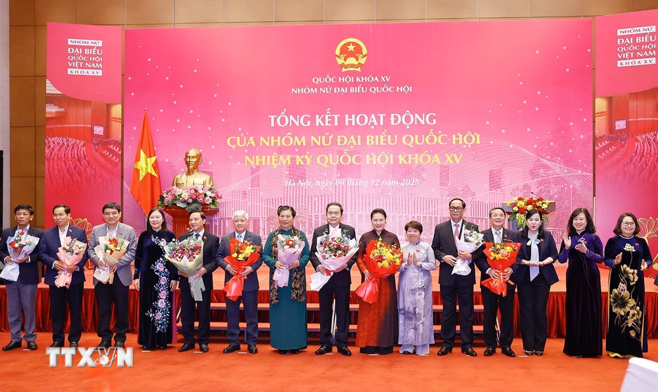 Nhóm nữ đại biểu Quốc hội tặng hoa Chủ tịch Quốc hội Trần Thanh Mẫn và đại biểu. (Ảnh: Doãn Tấn/TTXVN)