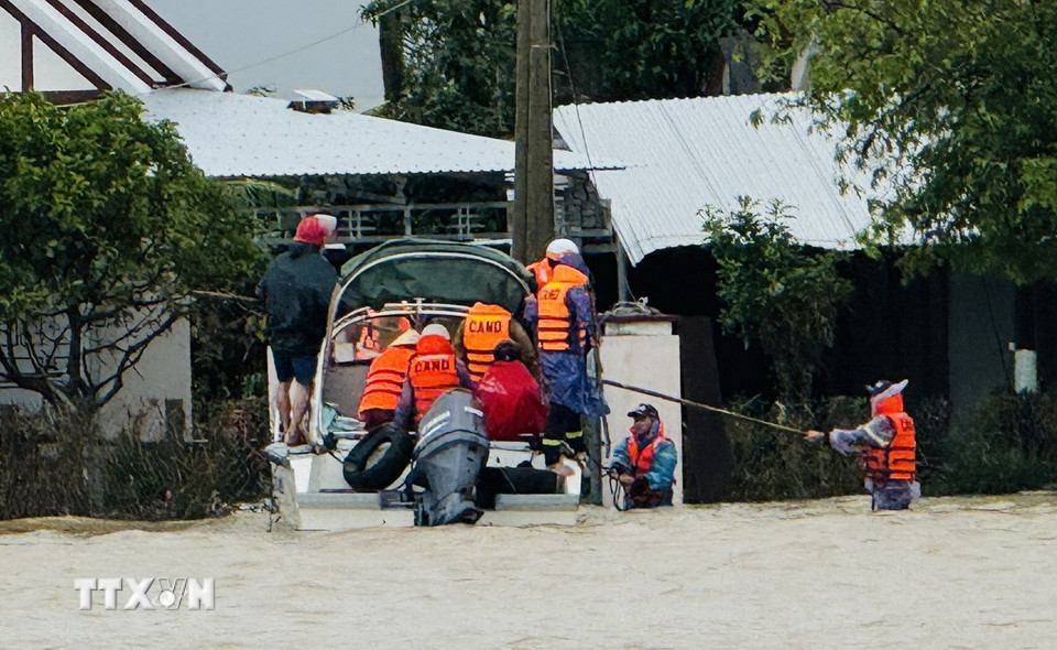 Lực lượng chức năng tiếp cận người dân ở xã Hòa Thịnh (Đắk Lắk), địa phương bị ngập trong nước lũ nhiều ngày qua. (Ảnh: Tường Quân/TTXVN)