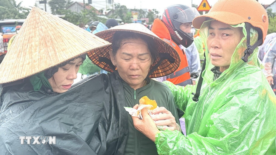 Người dân xã Hoà Thịnh (Đắk Lắk) giúp nhau trong hoạn nạn. (Ảnh: Tường Quân/TTXVN)