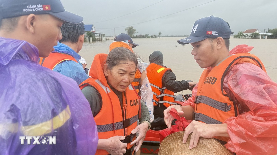 Người dân xã Hòa Thịnh, Đắk Lắk được ứng cứu sau nhiều ngày bị cô lập trong vùng ngập lũ. (Ảnh: Tường Quân/TTXVN)