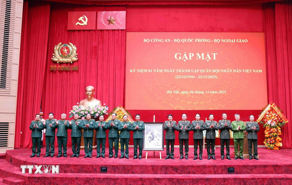 Đảng ủy Công an Trung ương - Bộ Công an tặng bức ảnh "Chủ tịch Hồ Chí Minh và Đại tướng Võ Nguyên Giáp" cho Bộ Quốc phòng. (Ảnh: Phạm Kiên/TTXVN)