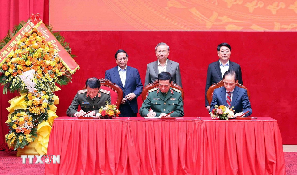 Tổng Bí thư Tô Lâm, Chủ tịch nước Lương Cường và Thủ tướng Phạm Minh Chính chứng kiến Lễ ký Quy chế phối hợp giữa Bộ Công an, Bộ Quốc phòng, Bộ Ngoại giao. (Ảnh: Phạm Kiên/TTXVN)