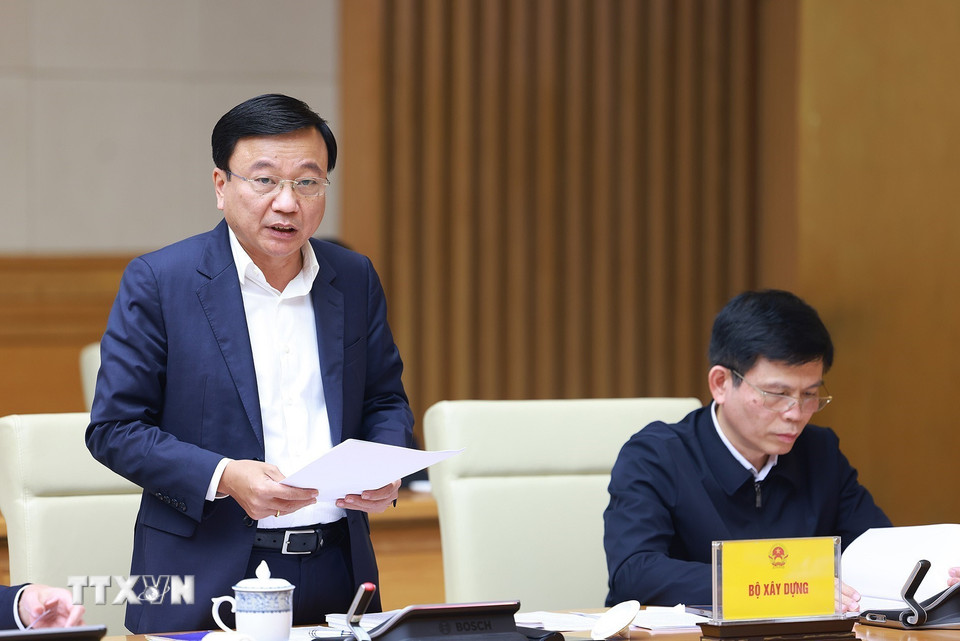 Thứ trưởng Bộ Xây dựng Nguyễn Danh Huy báo cáo tình hình xây dựng các dự án giao thông trọng điểm. (Ảnh: Dương Giang/TTXVN)
