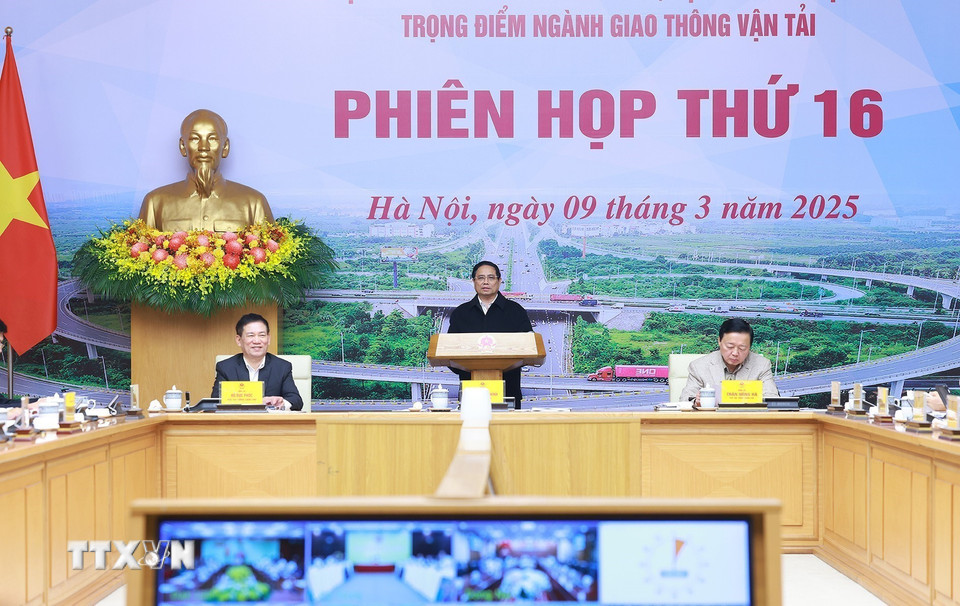 Thủ tướng Phạm Minh Chính chủ trì Phiên họp thứ 16 Ban Chỉ đạo các công trình trọng điểm ngành giao thông. (Ảnh: Dương Giang/TTXVN)
