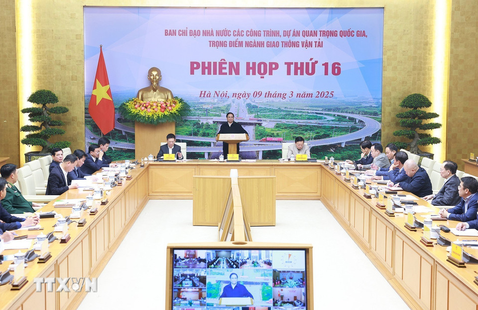 Thủ tướng Phạm Minh Chính chủ trì Phiên họp thứ 16 Ban Chỉ đạo các công trình trọng điểm ngành giao thông. (Ảnh: Dương Giang/TTXVN)