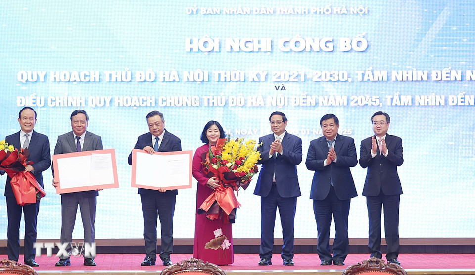 Thủ tướng Phạm Minh Chính trao Quyết định phê duyệt quy hoạch cho lãnh đạo thành phố Hà Nội. (Ảnh: Dương Giang/TTXVN)