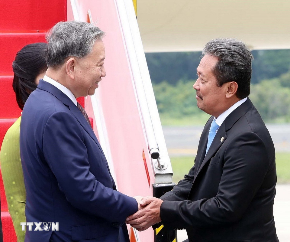 Quan chức Indonesia đón Tổng Bí thư Tô Lâm và Phu nhân tại Sân bay quân sự Halim Perdanakusuma, Jakarta. (Ảnh: Thống Nhất/TTXVN)