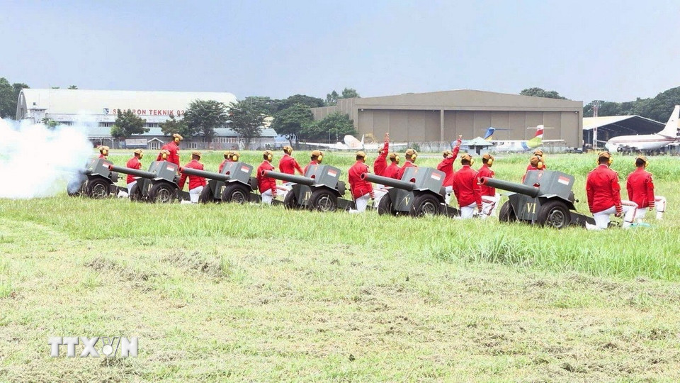 Bảy phát đại bác bắn chào mừng tại Sân bay quân sự Halim Perdanakusuma - nghi thức trang trọng thể hiện sự coi trọng của Indonesia đối với chuyến thăm của Tổng Bí thư và Phu nhân cùng Đoàn đại biểu cấp cao Việt Nam. (Ảnh: TTXVN)
