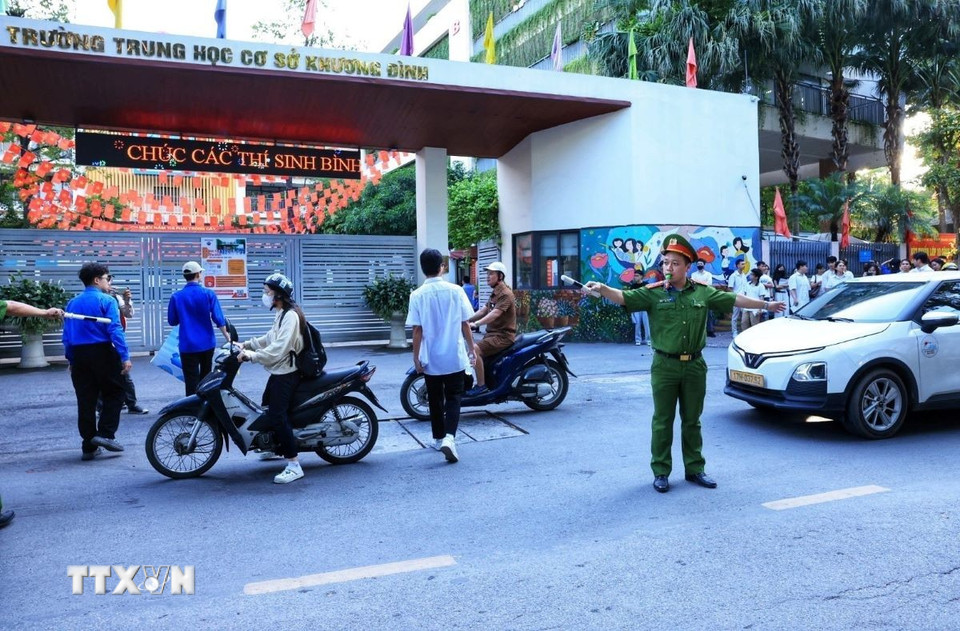 Lực lượng công an phân luồng giao thông tại điểm thi Trường Trung học Cơ sở Khương Đình. (Ảnh: Tuấn Anh/TTXVN)