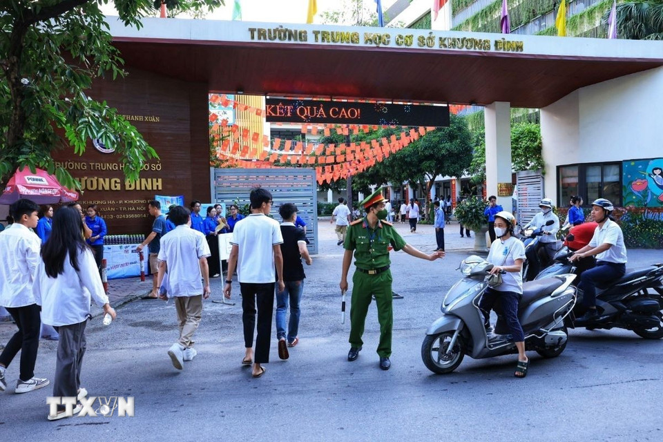 Lực lượng công an phân luồng giao thông tại điểm thi Trường Trung học cơ sở Khương Đình. (Ảnh: Tuấn Anh/TTXVN)