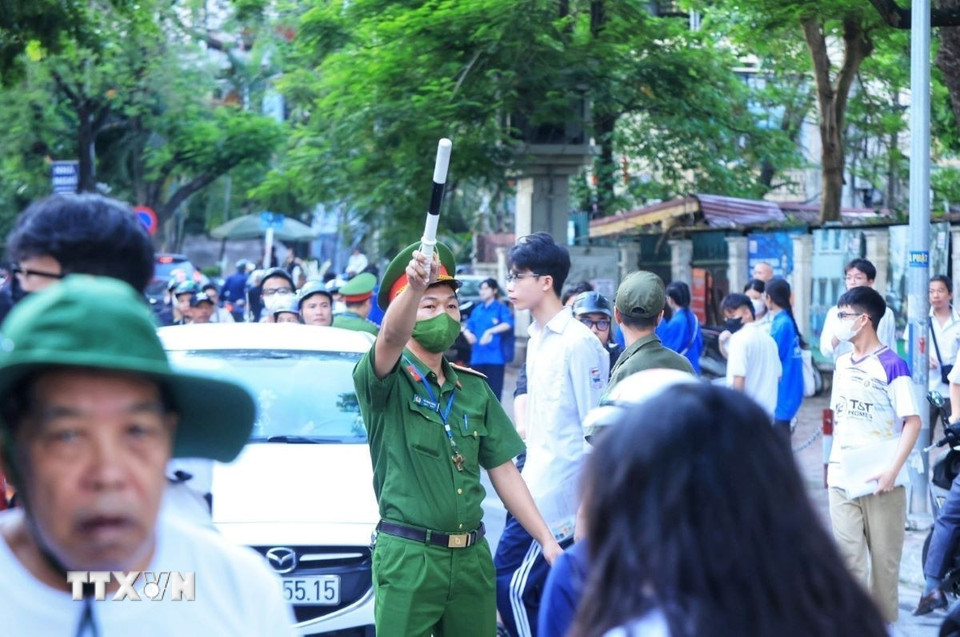 Lực lượng công an thành phố Hà Nội triển khai cán bộ, chiến sỹ đảm bảo an toàn, trật tự giao thông tại các điểm thi. (Ảnh: Tuấn Anh/TTXVN)