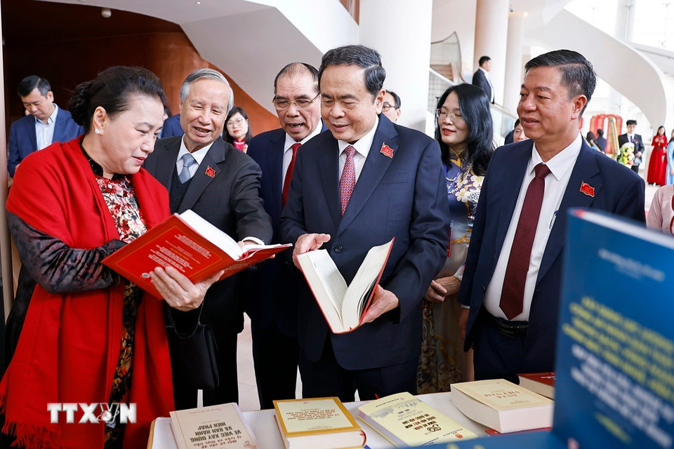 Chủ tịch Quốc hội Trần Thanh Mẫn và đại biểu tham quan Triển lãm sách, ảnh của Nhà xuất bản Chính trị Quốc gia Sự thật tại Lễ kỷ niệm. (Ảnh: Doãn Tấn/TTXVN)