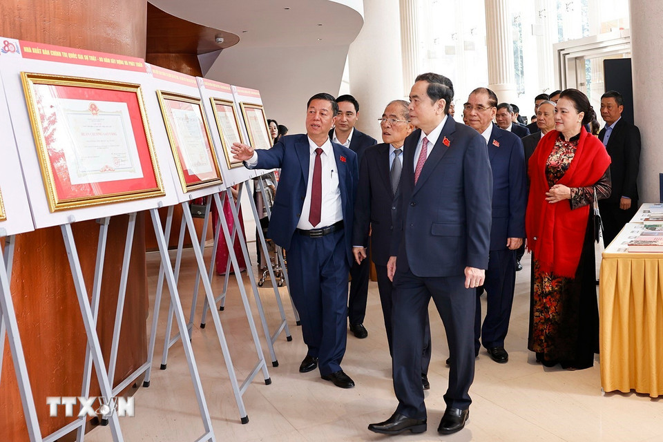 Chủ tịch Quốc hội Trần Thanh Mẫn và các đại biểu tham quan khu trưng bày các tài liệu, ấn phẩm về Nhà xuất bản Chính trị Quốc gia Sự thật. (Ảnh: Doãn Tấn/TTXVN)