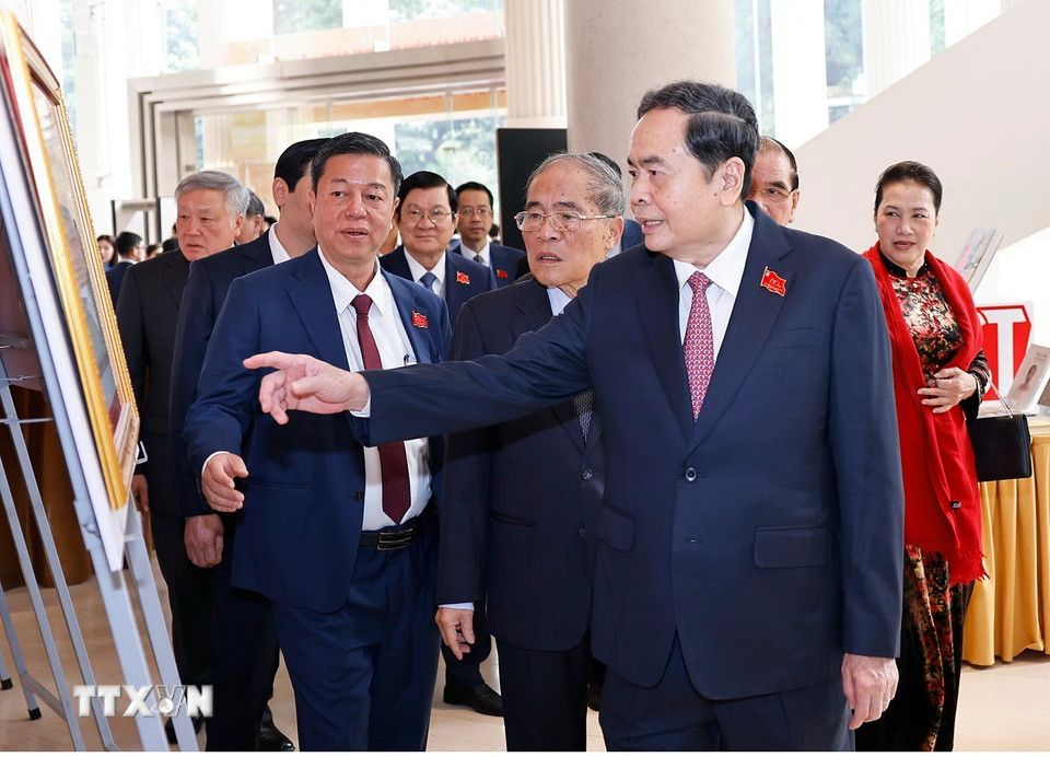 Chủ tịch Quốc hội Trần Thanh Mẫn và đại biểu tham quan Triển lãm sách, ảnh tại Lễ kỷ niệm. (Ảnh: Doãn Tấn/TTXVN)