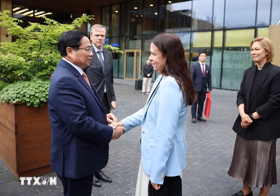 Thủ tướng Phạm Minh Chính thăm Trung tâm E-Estonia Briefing Centre. (Ảnh: Dương Giang/TTXVN)
