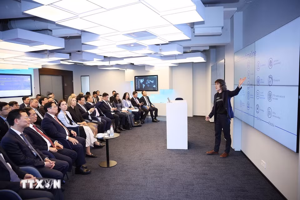Thủ tướng Phạm Minh Chính nghe giới thiệu về Trung tâm E-Estonia Briefing Centre. (Ảnh: Dương Giang/TTXVN)