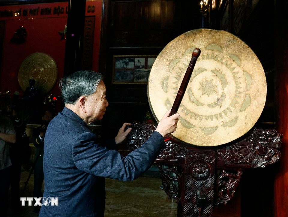 Tổng Bí thư Tô Lâm đánh trống tại Nhà tưởng niệm Chủ tịch Hồ Chí Minh. (Ảnh: Thống Nhất/TTXVN)