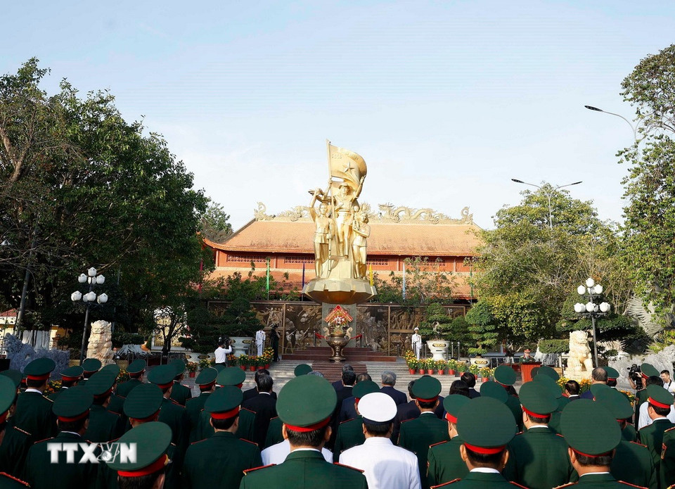 Tổng Bí thư Tô Lâm và các đại biểu dâng hoa, dâng hương tại Tượng đài Chiến thắng. (Ảnh: Thống Nhất/TTXVN)