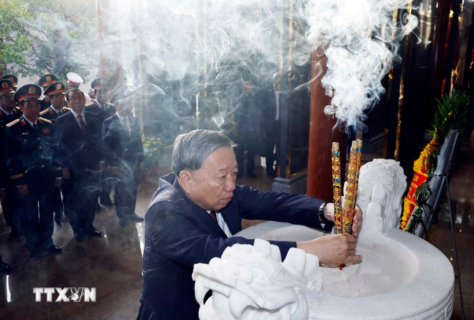 Tổng Bí thư Tô Lâm và các đại biểu dâng hoa, dâng hương tại Nhà bia tưởng niệm các Anh hùng liệt sỹ. (Ảnh: Thống Nhất/TTXVN)