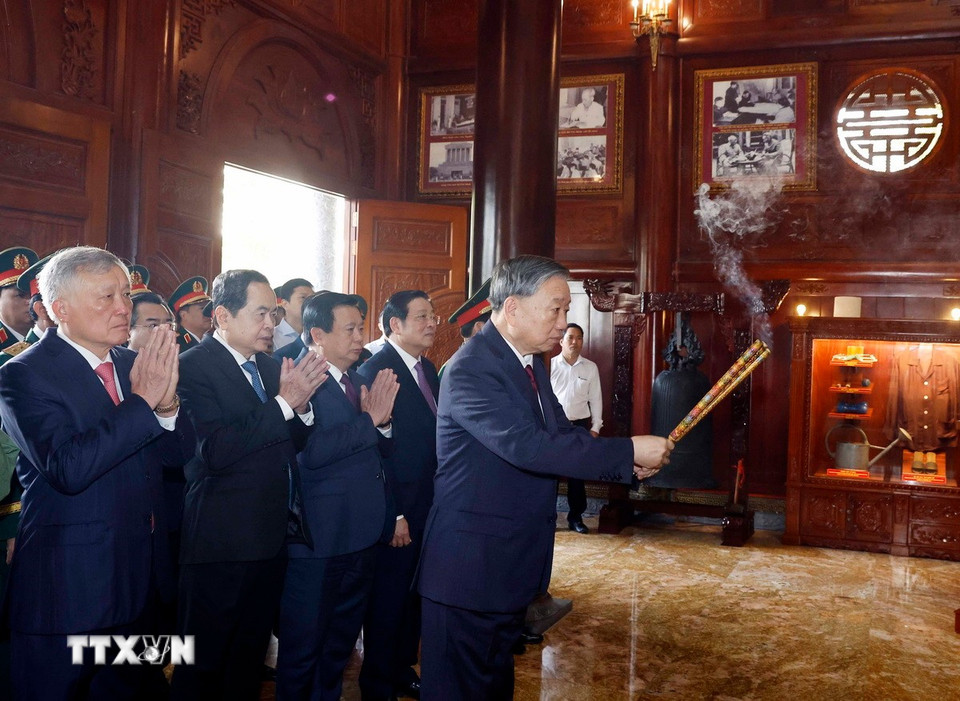 Tổng Bí thư Tô Lâm và các đại biểu dâng hoa, dâng hương tại Nhà tưởng niệm Chủ tịch Hồ Chí Minh. (Ảnh: Thống Nhất/TTXVN)