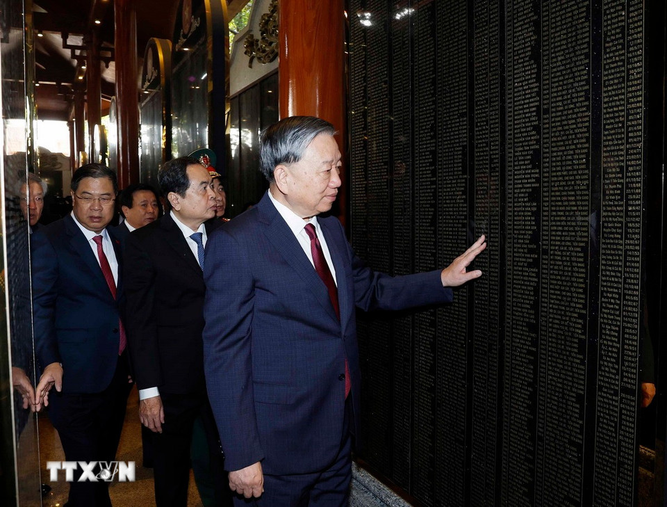 Tổng Bí thư Tô Lâm và các đại biểu thăm Nhà bia tưởng niệm các Anh hùng liệt sỹ. (Ảnh: Thống Nhất/TTXVN)