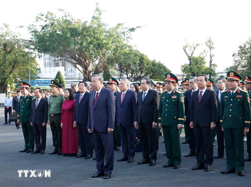 Tổng Bí thư Tô Lâm và các đại biểu dâng hoa, dâng hương tại Tượng đài Chiến thắng. (Ảnh: Thống Nhất/TTXVN)