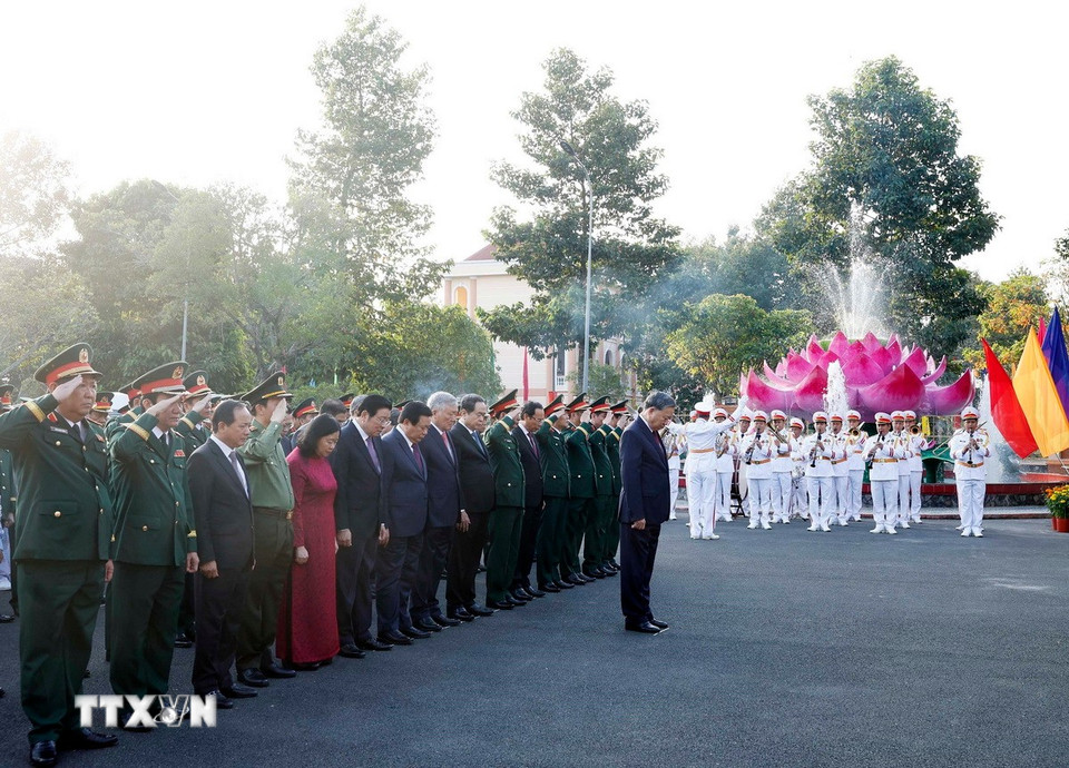 Tổng Bí thư Tô Lâm và các đại biểu dâng hoa, dâng hương tại Tượng đài Chiến thắng. (Ảnh: Thống Nhất/TTXVN)