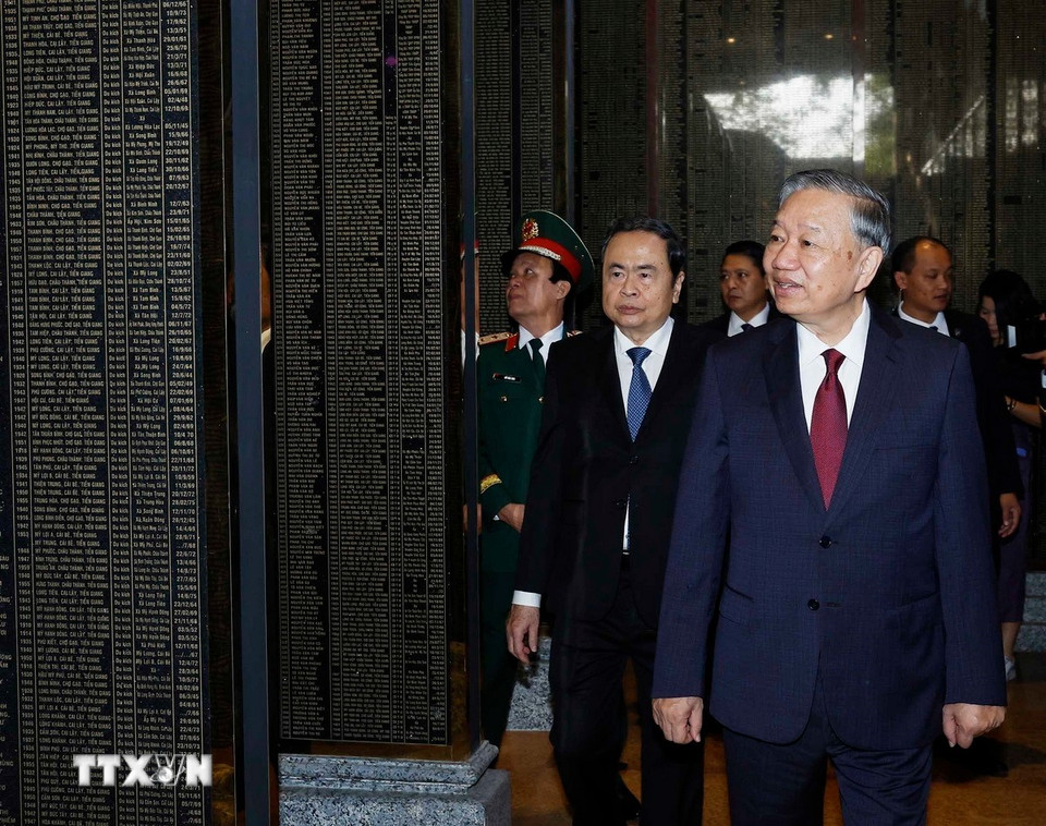 Tổng Bí thư Tô Lâm và các đại biểu thăm Nhà bia tưởng niệm các Anh hùng liệt sỹ. (Ảnh: Thống Nhất/TTXVN)