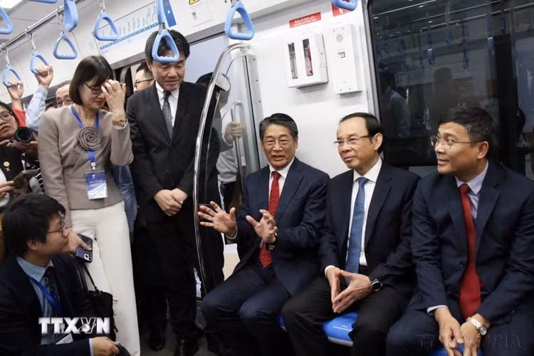Dự án metro Bến Thành-Suối Tiên có tổng mức đầu tư 43.757 tỷ đồng; trong đó vốn vay ODA của Cơ quan Hợp tác Quốc tế Nhật Bản (JICA) tương đương khoảng 38.265 tỷ đồng. Trong ảnh: Bí thư Thành ủy Thành phố Hồ Chí Minh Nguyễn Văn Nên cùng Đại sứ Nhật Bản tại Việt Nam Ito Naoki và các đại biểu trên tàu metro số 1. (Ảnh: Tiến Lực/TTXVN)