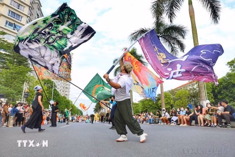 Lễ hội văn hóa Nhật Bản "Yosakoi Summer Festival 2023" diễn ra sôi nổi với nhiều hoạt động, thu hút đông thanh, thiếu niên thủ đô tham dự (Hà Nội, 14/5/2023). (Ảnh: Tuấn Đức /TTXVN)
