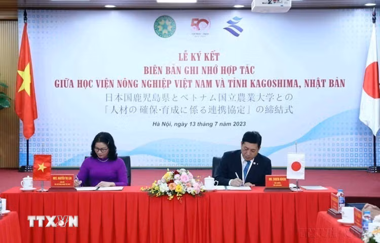 Lễ ký kết biên bản ghi nhớ hợp tác giữa Học viện Nông nghiệp Việt Nam và tỉnh Kagoshima, Nhật Bản (Hà Nội, 13/7/2023). (Ảnh: Phạm Kiên/TTXVN)