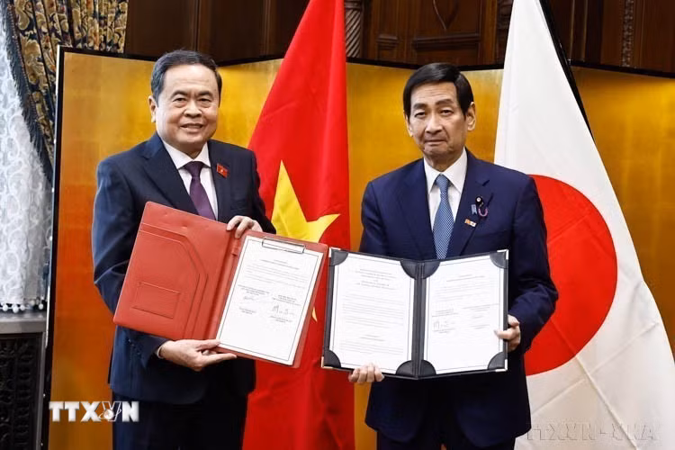 Chủ tịch Quốc hội Trần Thanh Mẫn và Chủ tịch Thượng viện Nhật Bản Sekiguchi Masakazu trao đổi văn kiện hợp tác (Tokyo, 5/12/2024). (Ảnh: Doãn Tấn/TTXVN)