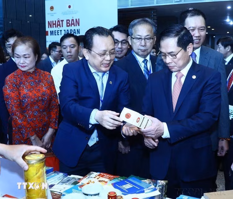 Bộ trưởng Bộ ngoại giao Bùi Thanh Sơn cùng các đại biểu tham quan gian hàng giới thiệu sản phẩm của các tỉnh, thành phố tại Hội nghị "Gặp gỡ Nhật Bản" (2/11/2023). (Ảnh: Lâm Khánh/TTXVN)