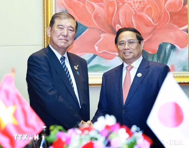 Trong chuyến tham dự Hội nghị Cấp cao ASEAN lần thứ 44, 45 và các hội nghị cấp cao liên quan tại Vientiane (Lào), sáng 11/10/2024, Thủ tướng Phạm Minh Chính gặp Thủ tướng Nhật Bản Ishiba Shigeru. (Ảnh: Dương Giang/TTXVN)