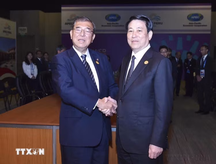 Nhân dịp tham dự Tuần lễ cấp cao Diễn đàn Hợp tác kinh tế châu Á-Thái Bình Dương (APEC) 2024, sáng 16/11/2024, tại Thủ đô Lima (Peru), Chủ tịch nước Lương Cường gặp Thủ tướng Nhật Bản Shigeru Ishiba. (Ảnh: Lâm Khánh/TTXVN)