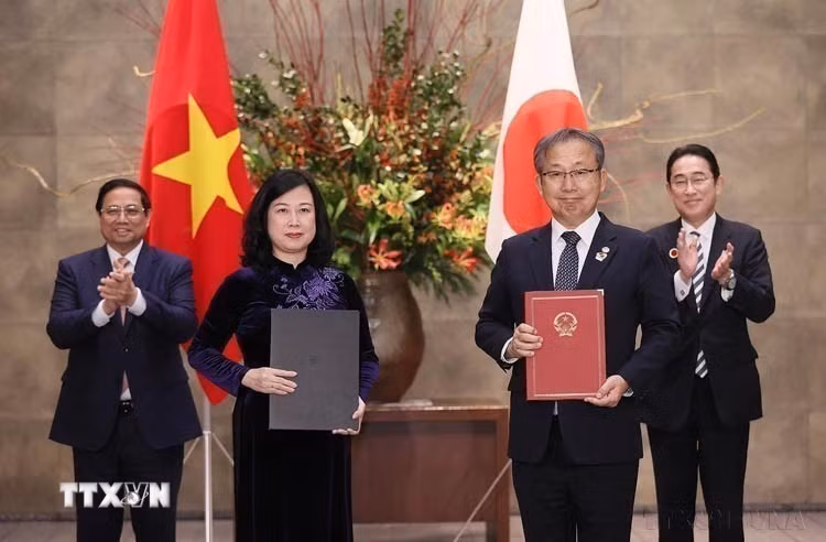 Thủ tướng Phạm Minh Chính hội và Thủ tướng Nhật Bản Kishida Fumio chứng kiến lễ trao văn kiện hợp tác đầu tư giữa hai nước (Tokyo, 16/12/2023). (Ảnh: Dương Giang/TTXVN)