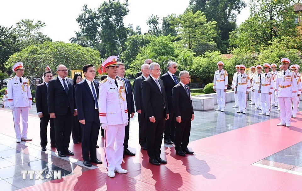 Chủ tịch Quốc hội Hungary Kover Laszlo cùng các thành viên trong đoàn tưởng niệm các Anh hùng liệt sỹ. (Ảnh: Minh Đức/TTXVN)