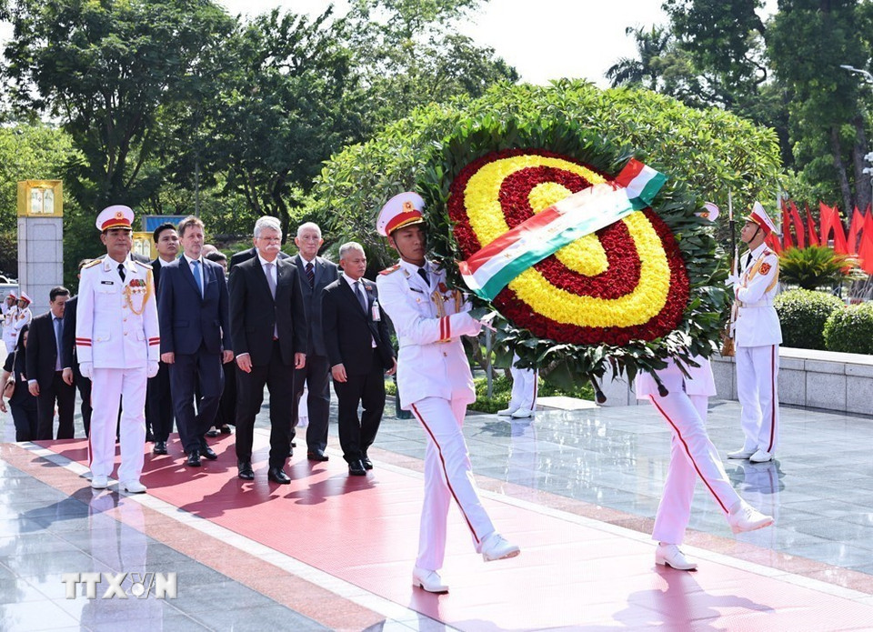 Chủ tịch Quốc hội Hungary Kover Laszlo đặt vòng hoa tại Đài tưởng niệm các Anh hùng liệt sỹ. (Ảnh: Minh Đức/TTXVN)