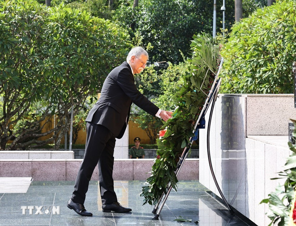 Chủ tịch Quốc hội Hungary Kover Laszlo đặt vòng hoa tại Đài tưởng niệm các Anh hùng liệt sỹ. (Ảnh: Minh Đức/TTXVN)