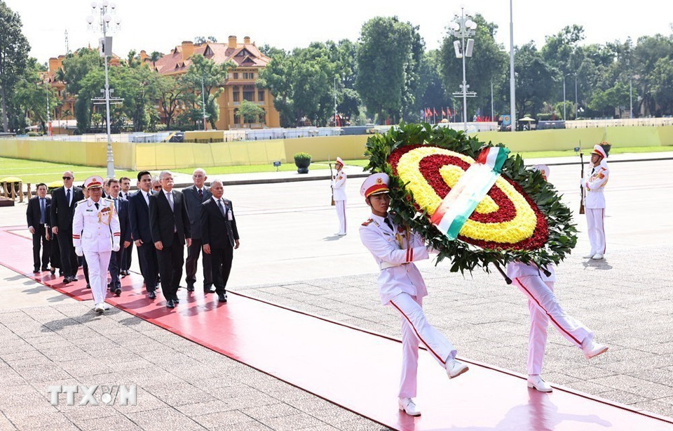 Chủ tịch Quốc hội Hungary Kover Laszlo đến đặt vòng hoa và vào Lăng viếng Chủ tịch Hồ Chí Minh. (Ảnh: Minh Đức/TTXVN)
