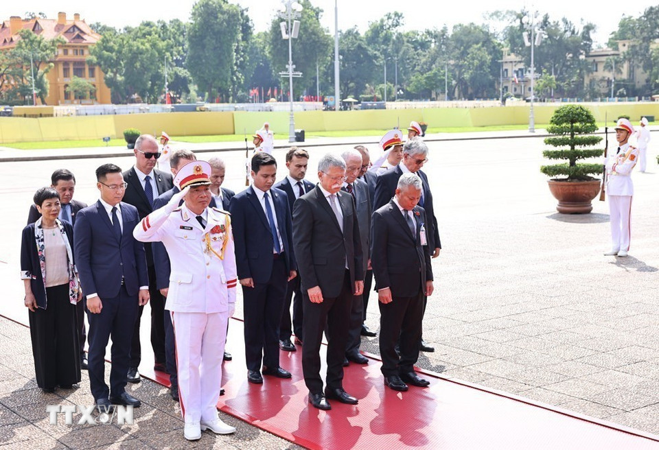 Chủ tịch Quốc hội Hungary Kover Laszlo cùng các thành viên trong đoàn thành kính tưởng nhớ Chủ tịch Hồ Chí Minh. (Ảnh: Minh Đức/TTXVN)