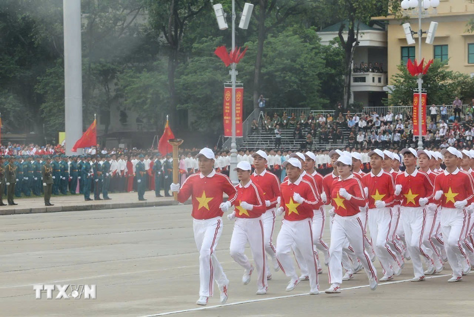 Lễ rước đuốc truyền thống. (Ảnh: Lâm Khánh/TTXVN)