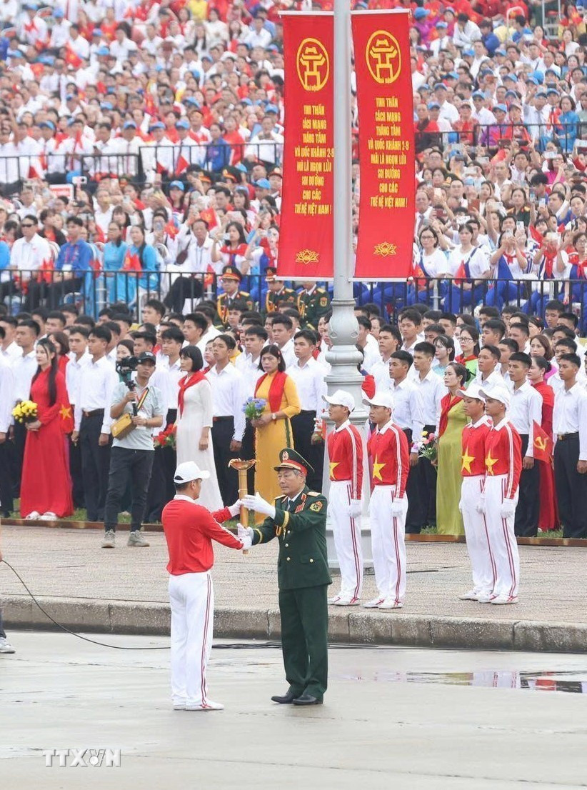 Chương trình bắt đầu bằng lễ rước đuốc, thắp sáng đài lửa - biểu tượng khát vọng của dân tộc Việt Nam. (Ảnh: TTXVN)